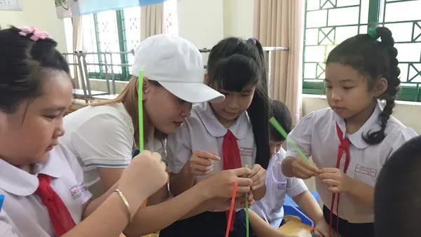 Học sinh Trường tiểu học Nguyễn Thanh Tuyền, Quận Tân Bình học cách làm việc nhóm thông qua giải quyết vấn đề được yêu cầu.