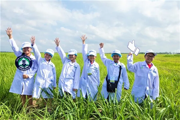Các em học sinh tham quan trang trại bò sữa Vinamilk Tây Ninh, một trong những  trang trại được xây dựng theo chuẩn Global G.A.P (tiêu chuẩn thực hành nông nghiệp tốt toàn cầu) của Vinamilk, là nơi cung cấp nguồn sữa để sản xuất nên những hộp sữa học đường thơm ngon cho các em học sinh ở nhiều tỉnh thành.