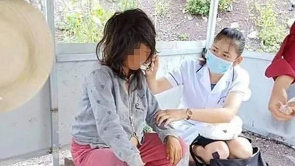 Cán bộ y tế đang chăm sóc cho Sùng Thị Ch - Ảnh: Dân Việt