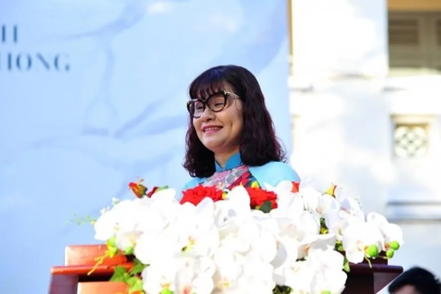 Bà Nguyễn Thị Yến Trinh trong một buổi lễ tại Trường THPT Chuyên Lê Hồng Phong. Báo Lao động.  