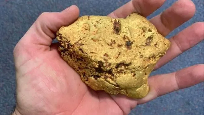Người đàn ông Úc tìm thấy khối vàng trị giá 100.000 đô la Úc bằng máy dò kim loại
