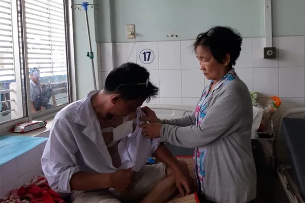 Anh Trung đang điều trị tại bệnh viện - Ảnh: VNN