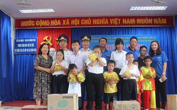 Đoàn cơ sở Hải đoàn 32, Bộ Tư lệnh Vùng Cảnh sát biển 3 đã thăm, tặng quà trẻ khuyết tật, mồ côi, người già neo đơn tại Trung tâm Bảo trợ xã hội và Công tác xã hội Thị xã Ninh Hoà.