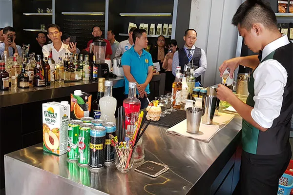 15 thí sinh tranh tài tại hội thi tay nghề Bartender