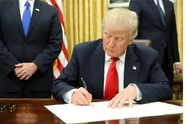 tổng thống trump ký sắc lện mới