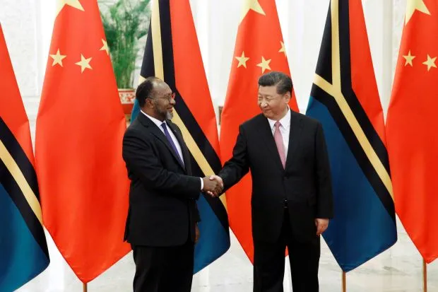 Chủ tịch Trung Quốc Tập Cận Bình và Thủ tướng Vanuatu Charlot Salwai. Ảnh: Reuters