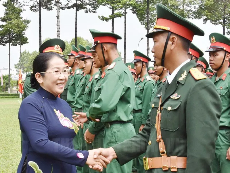 Phó Bí thư Thành ủy TPHCM Võ Thị Dung thăm hỏi cán bộ, chiến sĩ Trung đoàn Gia Định