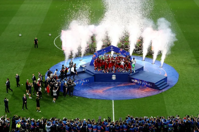 Trên sân khấu trao giải ở Madrid, đội trưởng Henderson của Liverpool giương cao chiếc cup vô địch Champions League 2019.