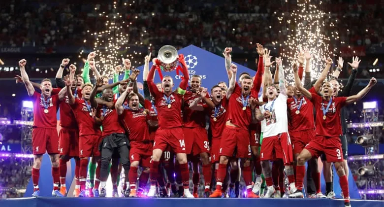 Đội trưởng Henderson của Liverpool giương cao chiếc cup vô địch Champions League 2019.