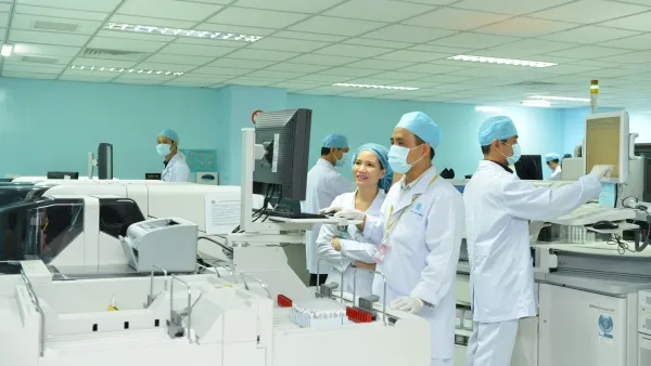 PGS Nguyễn Thị Băng Sương – Trưởng khoa Xét nghiệm Bệnh viện Đại học Y dược Thành phố cùng các kỹ thuật viên đang thao tác trên hệ thống xét nghiệm hiện đại
