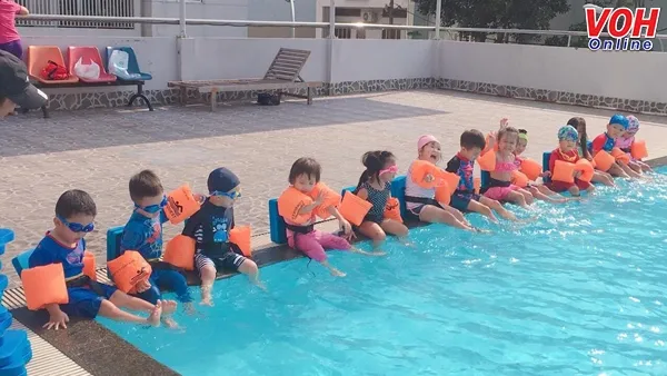 Trẻ em học bơi lội tại một cơ sở giáo dục. 