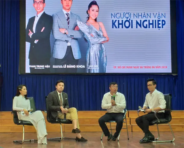 Diễn giả Lê Đăng Khoa nhận xét về ý tưởng khởi nghiệp của các sinh viên
