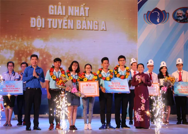Phó Bí thư Thành ủy Võ Thị Dung trao giải nhất cho Đoàn Trường Đại học Sư phạm Kỹ thuật Thành phố Hồ Chí Minh (đội 2)