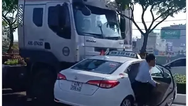 Tai nạn giao thông hôm nay 7/6/2019: Xe container đẩy taxi đi hàng chục mét sau va chạm