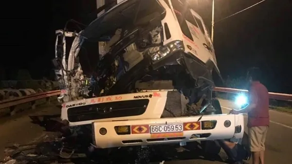 Tai nạn giao thông hôm nay 7/6/2019: Xe container đẩy taxi đi hàng chục mét sau va chạm