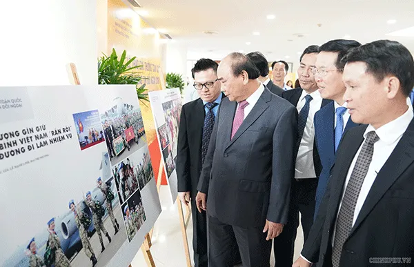 Thủ tướng tham quan triển lãm những tác phẩm đạt giải hưởng toàn quốc về thông tin đối ngoại