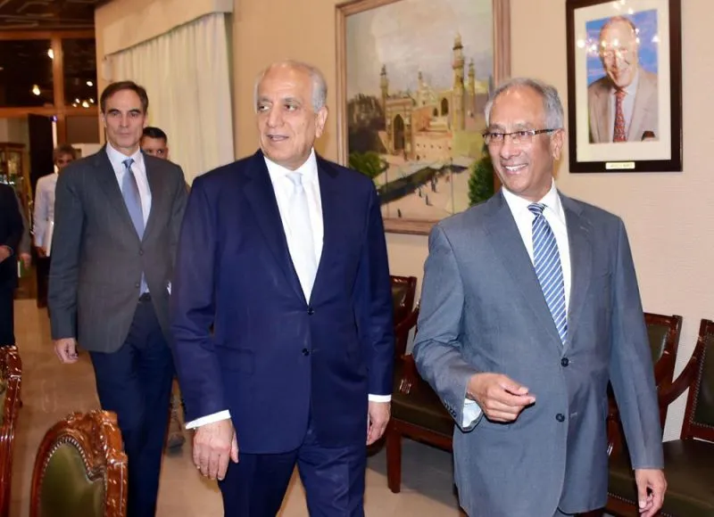 Bộ trưởng Ngoại giao Pakistan Aftab Khokhar (phải) tiếp Đặc phái viên Mỹ về hòa bình tại Afghanistan Zalmay Khalilzad (giữa) ngày 2/6