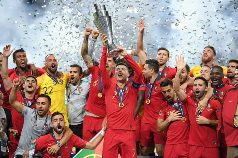 Đội trưởng tuyển Hà Lan Cristiano Ronaldo và đồng đội giương cao chiếc cúp vô địch UEFA Nations League 2019.