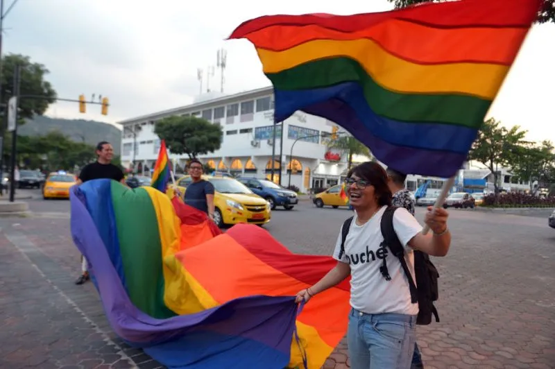 Ecuador đã chấp thuận các cặp đôi đồng giới kết thành vợ chồng.