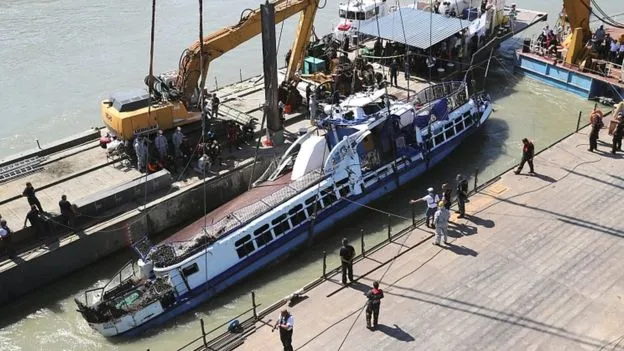 Trục vớt tàu du lịch cùng thi thể của du khách gặp nạn tại Hungary