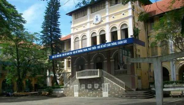 trường THPT chuyên Trần Đại Nghĩa.