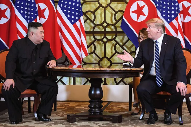 Tổng thống Mỹ Donald Trump và nhà lãnh đạo Triều Tiên Kim Jong Un tại cuộc gặp thượng đỉnh Mỹ - Triều lần thứ hai tại Hà Nội