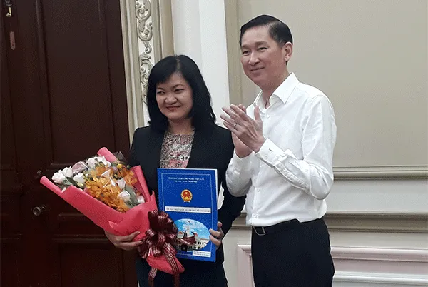 Ông Trần Vĩnh Tuyến trao quyết định của Ủy ban Nhân dân Thành phố cho bà Trần Mai Phương