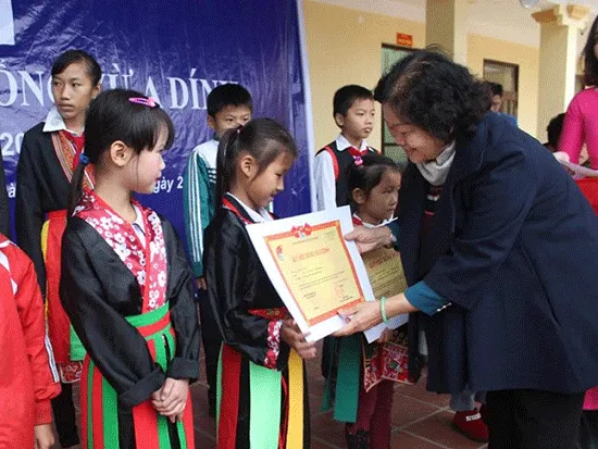 Bà Trương Mỹ Hoa, Nguyên Phó Chủ tịch nước, Chủ tịch Quỹ học bổng Vừ A Dính trao học bổng cho các em nhỏ vùng cao