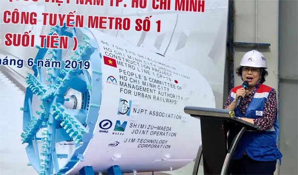 Bà Tô Thị Bích Châu - Ủy viên Ban Thường vụ Thành ủy, Chủ tịch Ủy ban MTTQ Việt Nam Thành phố phát biểu tại chuyến thăm dự án đường sắt đô thị số 1, tuyến Bến Thành - Suối Tiên.