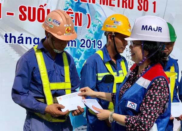 Bà Tô Thị Bích Châu tặng quà cho các công nhân có hoàn cảnh khó khăn