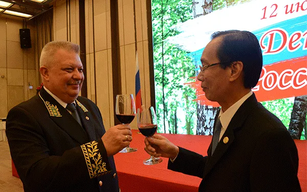 Ông Lê Thanh Liêm và Tổng lãnh sự Liên bang Nga chúc mừng tại buổi lễ kỷ niệm
