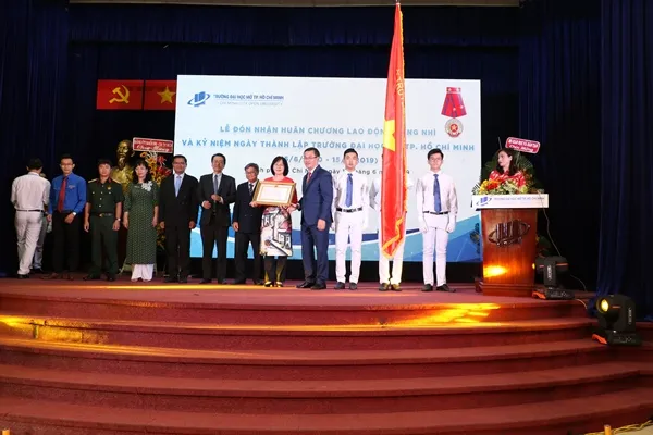 Trường Đại học Mở TPHCM đón nhận Huân chương Lao động hạng Nhì