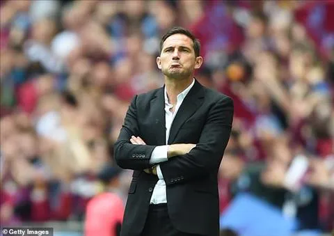 Lampard được khuyên không nên đưa Drogba trở lại