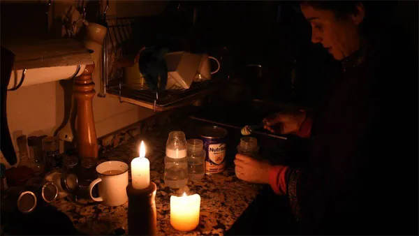 Người phụ nữ Uruguay phải thắp nến khi sự cố mất điện xảy ra tại thủ đô Montevideo, Uruguay