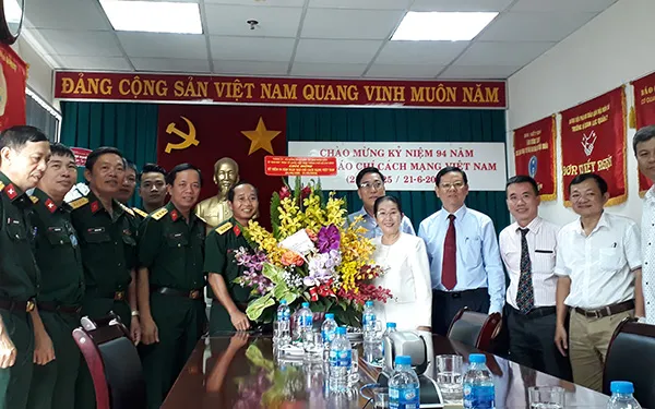 bà Võ Thị Dung - Phó Bí thư Thành ủy chúc mừng Cơ quan đại diện Báo Quân đội nhân dân tại TP
