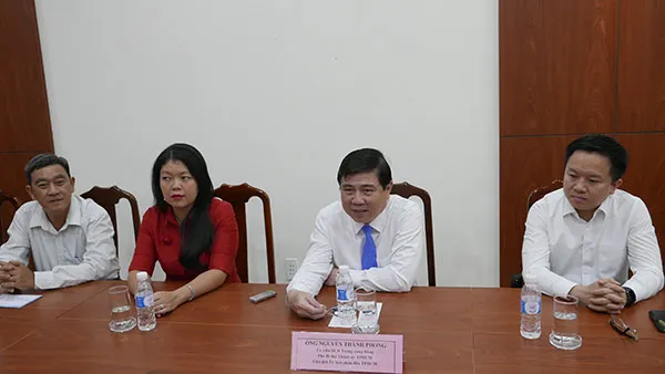 Chủ tịch UBND TP Nguyễn Thành Phong đến thăm và chúc mừng Đài 
