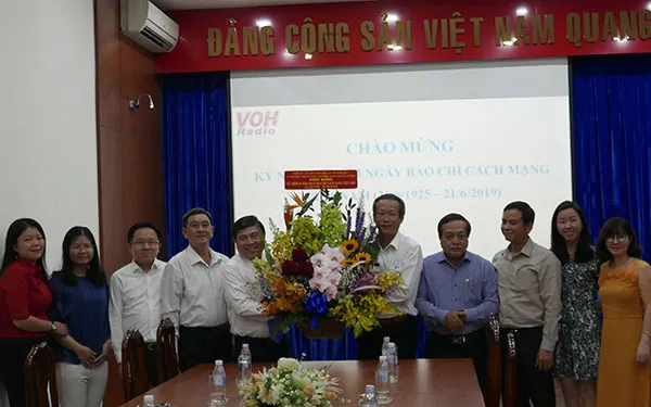 Chủ tịch Nguyễn Thành Phong tặng lẵng hoa cho  Đài nhân ngày Báo chí Cách mạng Việt Nam.