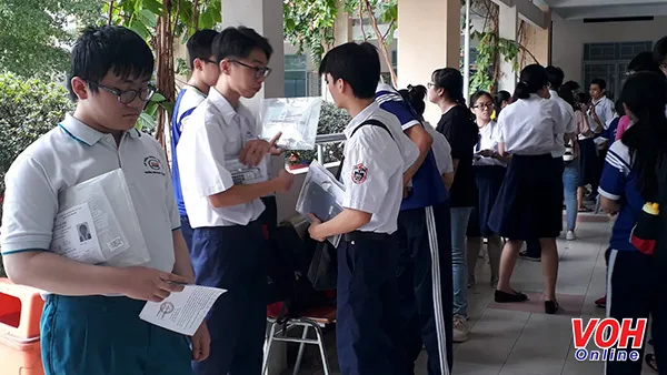 Thí sinh ôn lại bài trước khi bắt đầu vào phòng thi môn Toán, tại điểm thi THPT Phú Nhuận.