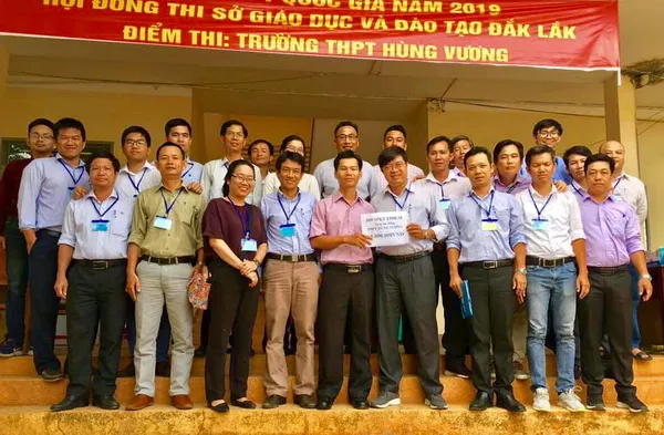 Cán bộ coi thi của Trường ĐH Sư phạm kỹ thuật TPHCM quyên góp tiền tặng học bổng cho học sinh khó khăn tại Đak Lak 
