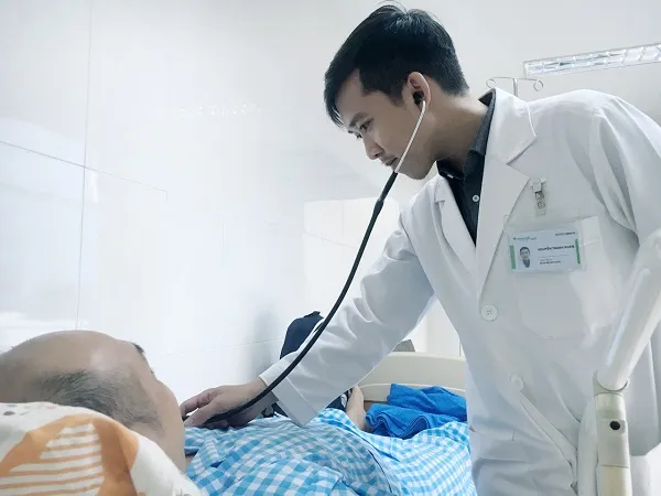 Bác sĩ Nguyễn Thanh Nhân - khoa Tim Mạch, bệnh viện Hoàn Mỹ Sài Gòn thăm khám cho bệnh nhân