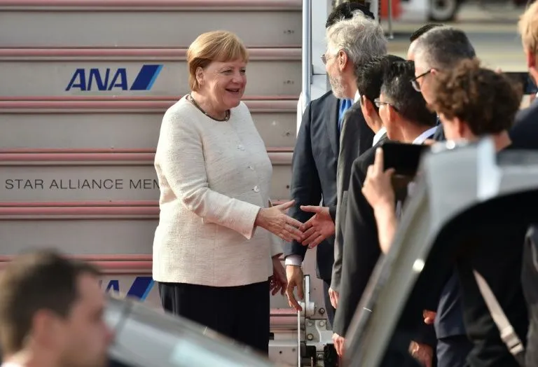 Thủ tướng Đức Angela Merkel đến Osaka dự hội nghị G20 sau sự cố run rẩy trước công chúng.
