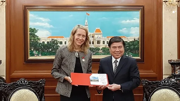 Chủ tịch UBND TP Nguyễn Thành Phong trao huy hiệu TPHCM cho bà Mary Tarnowka - Tổng Lãnh sự Hoa Kỳ tại TPHCM.