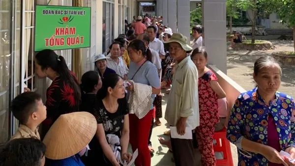 Đoàn Bác sĩ Tâm Việt (TPHCM) khám bệnh, tư vấn sức khỏe và cấp phát thuốc miễn phí cho những người có hoàn cảnh khó khăn. 