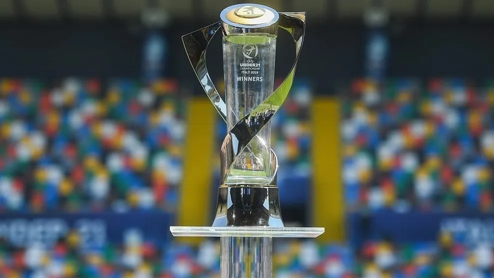 Chiếc Cup vô địch U21 châu Âu.