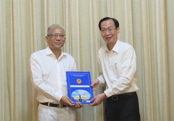 Ông Lê Thanh Liêm - Phó Chủ tịch Thường trực Ủy ban nhân dân Thành phố trao quyết định nghỉ hưu cho ông Đỗ Văn Đạo - Phó Giám đốc Sở Nội vụ