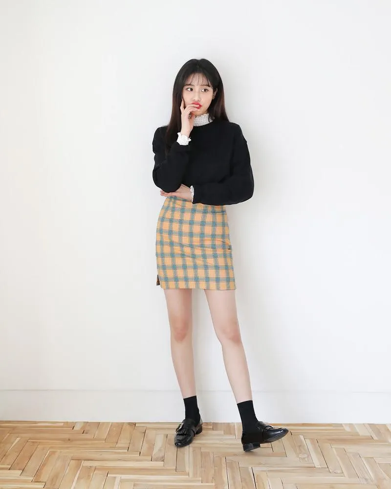 Mẹo những cách mix chân váy kẻ caro chuẩn phong cách Hàn Quốc - ALONGWALKER
