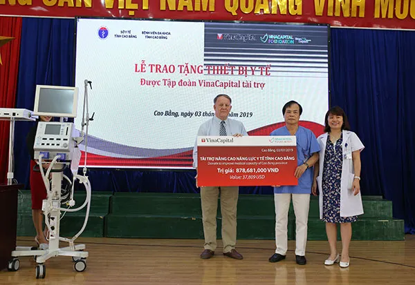 Đại diện VinaCapotal  trao tài trợ trị giá 873 triệu đồng cho Bệnh viện đa khoa tỉnh Cao Bằng