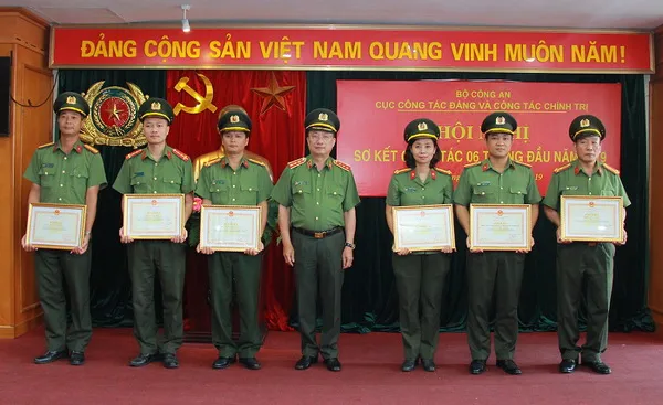 Thứ trưởng Nguyễn Văn Thành trao Bằng khen của Bộ Công an tặng các cá nhân có thành tích xuất sắc.