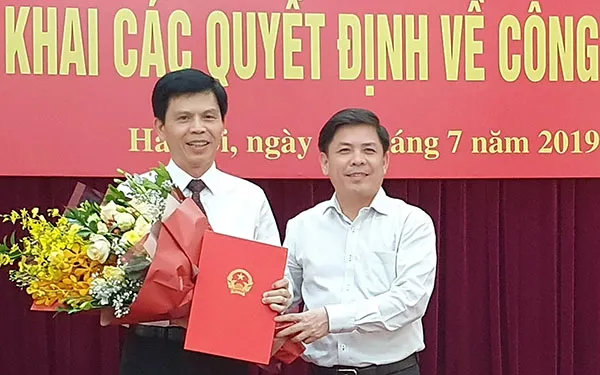Bộ trưởng Bộ Giao thông vận tải Nguyễn Văn Thể trao quyết định và chúc mừng tân Thứ trưởng Lê Anh Tuấn.