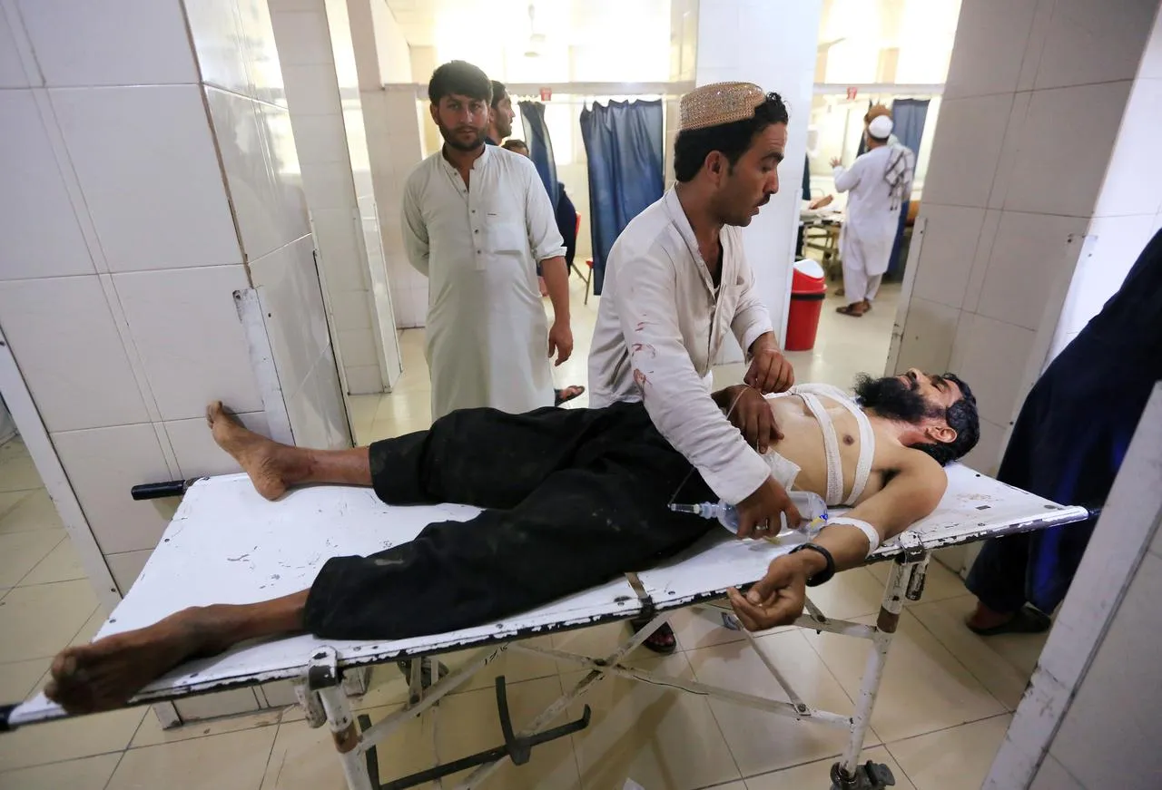 Một người bị thương do đánh bom liều chết tại Afghanistan ngày 12/7 đang được điều trị tại bệnh viện (Ảnh: Reuters)